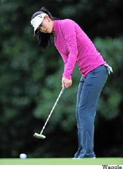 Michelle wie cross handed putting